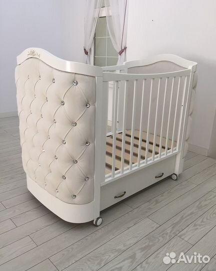 Кровать и комод