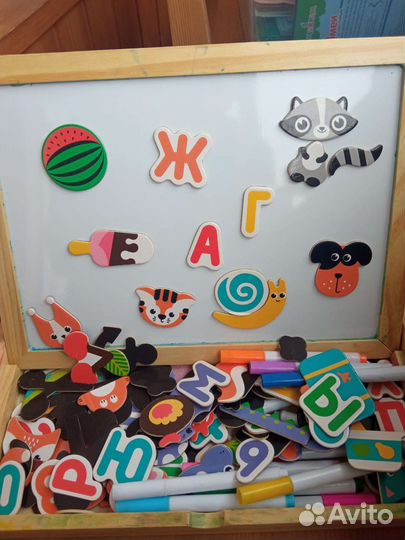 Бизи чемоданчик, меловая доска и магнитная