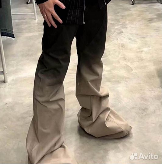 Джинсы клеш Rick Owens на руках