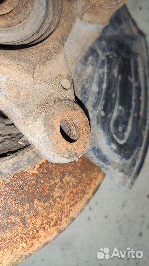 Кулак передний правый Renault Symbol рест. 2005