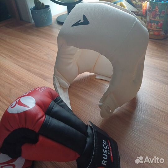 Шлем и перчатки, кимоно для рукопашного боя