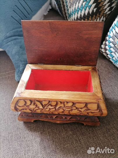 Шкатулка резная деревянная