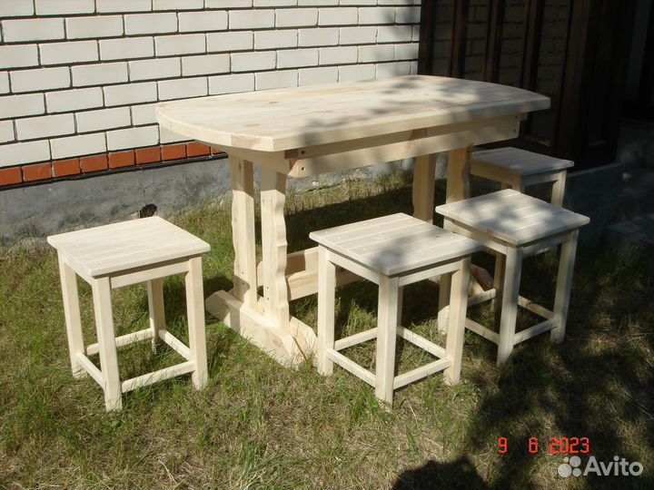 Стол + 4 табуретки