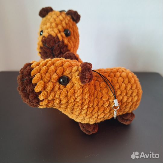 Вязаный брелок капибара