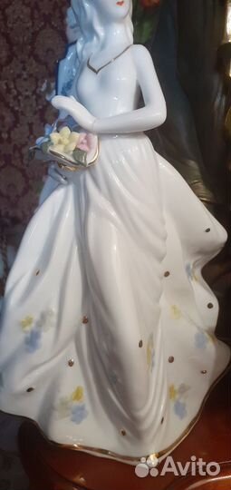 Фарфоровая статуэтка. Девушка с корзинкой цветов