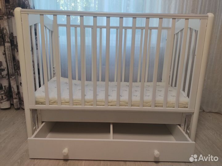 Детская кроватка с маятником и ящиком