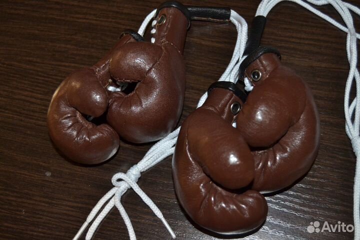 Две пары коричневых сувенирных боксерских перчаток