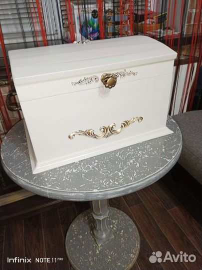 Хлебница в виде сундука