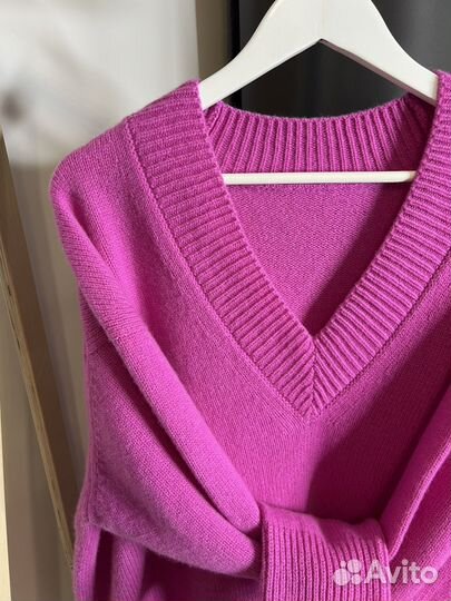 Свитер оверсайз с V вырезом и японским плечом