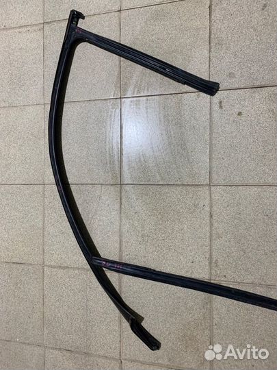 Уплотнитель стекла переднинй правый Mercedes-Benz
