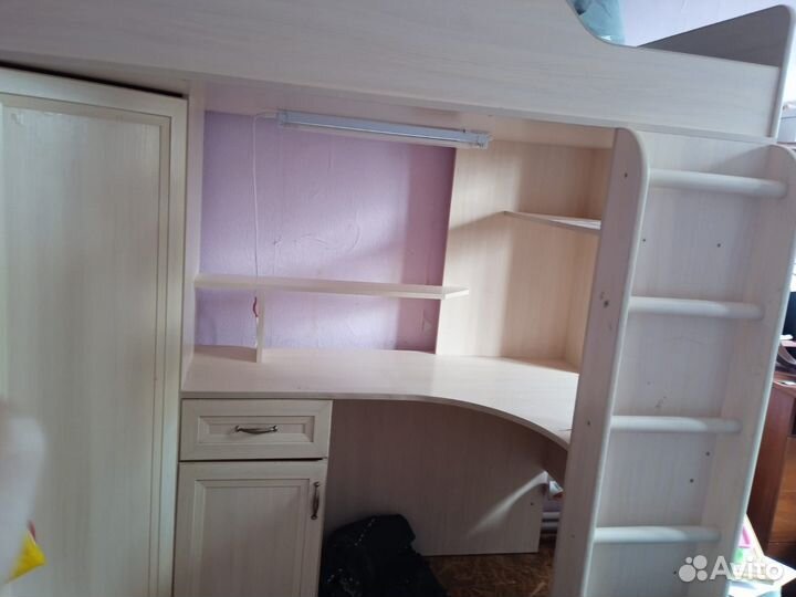 Кровать чердак со столом и шкафом