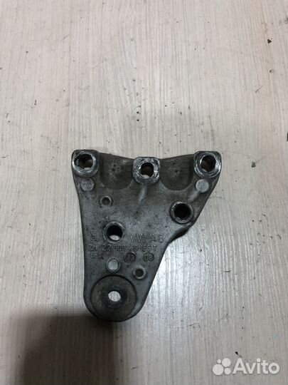 Кронштейн двигателя правый Шкода Фабия 2