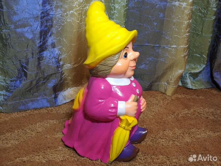 Садовая фигура Гномушка в красном