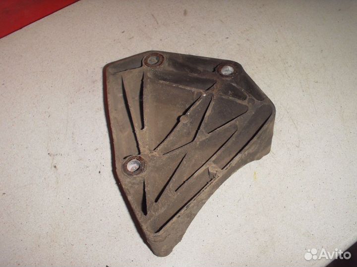 Кронштейн кондиционера 9226302 Opel Vectra C