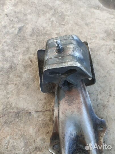 Кронштейн двигателя Volkswagen Passat B2