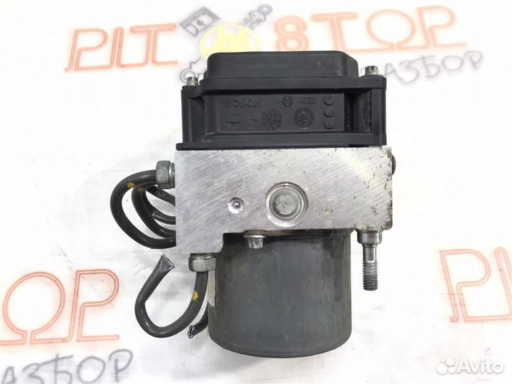 Блок ABS под капотом Toyota Estima (AHR20,ACR50,A