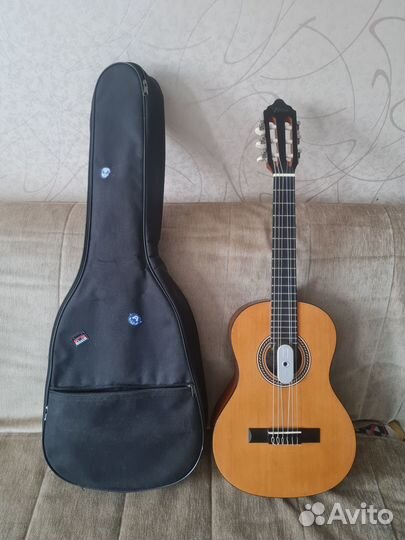 Классическая гитара Valencia 1/2 с чехлом