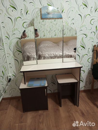 Туалетный столик с зеркалом