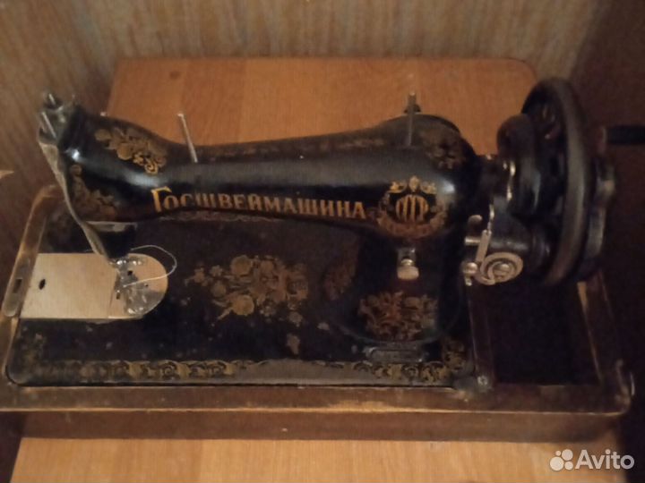 Старинная швейная машина + письменный стол