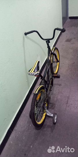 Детский велосипед бу с дополнительными колесмами