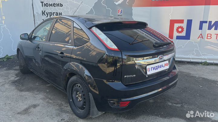 Обшивка задней панели правая Ford Focus 2 1349499