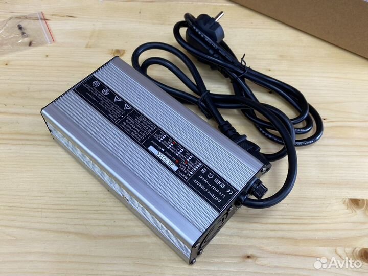 Зарядное устойство 24v lifepo4, li-ion 7-10a 000