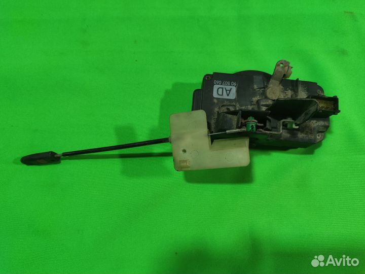 Замок двери Opel Vectra B передний правый