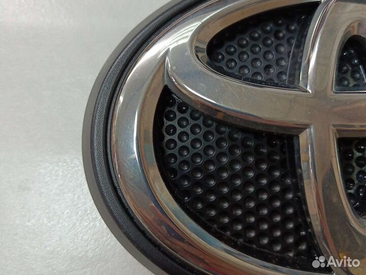 Эмблема решетки радиатора передняя Toyota Land