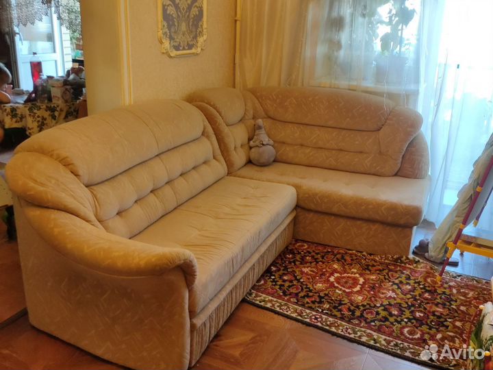 Угловой диван и кресло