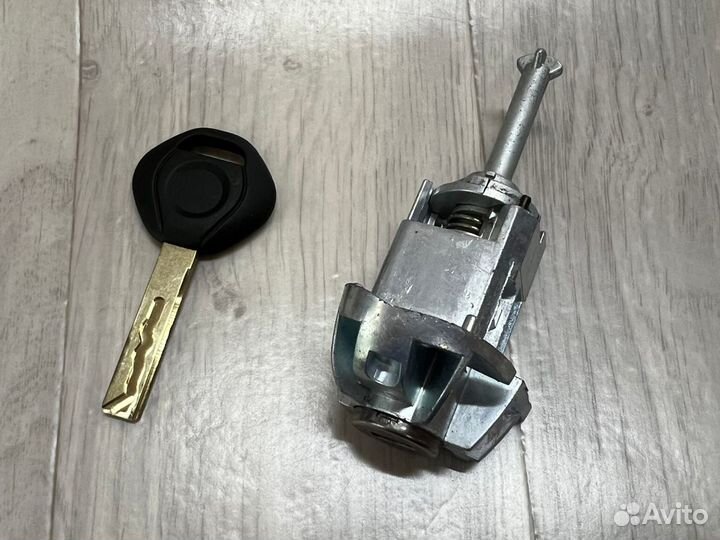 Личинка передней левой двери с ключом BMW E46