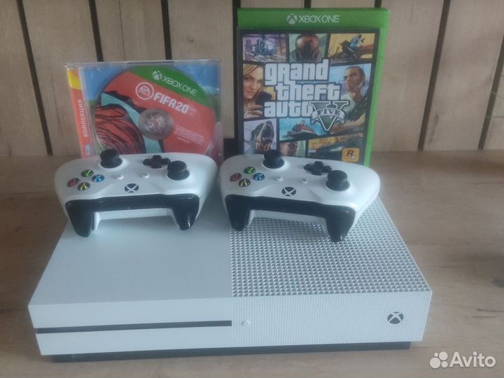 Xbox One s 2 геймпада 1tb и 2играми