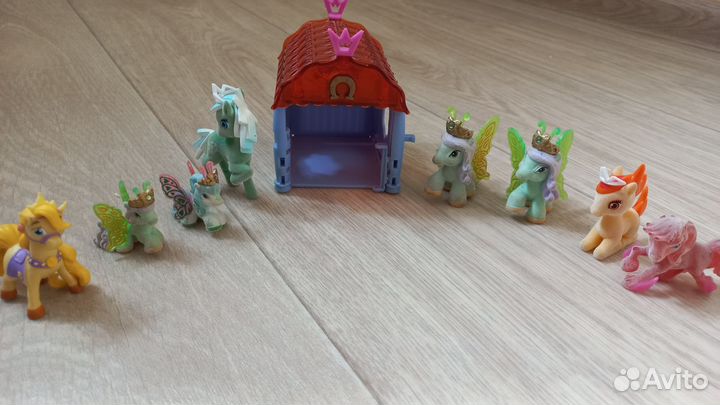 Детские игрушки лошадки и конюшня