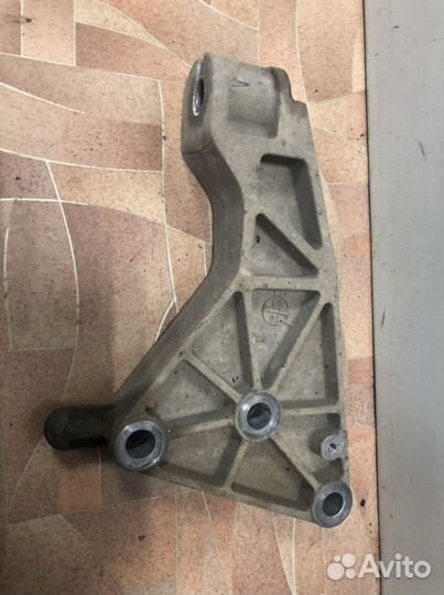 Кронштейн задней опоры двс Опель Астра h