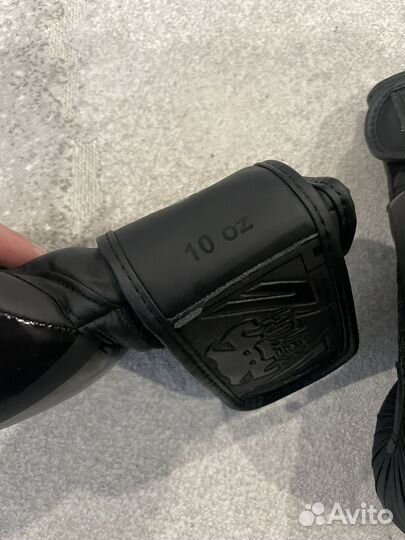 Боксерские перчатки 10 oz