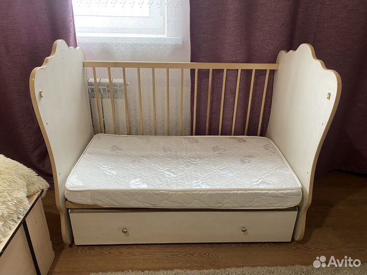 Детская кровать с маятником и ящиком