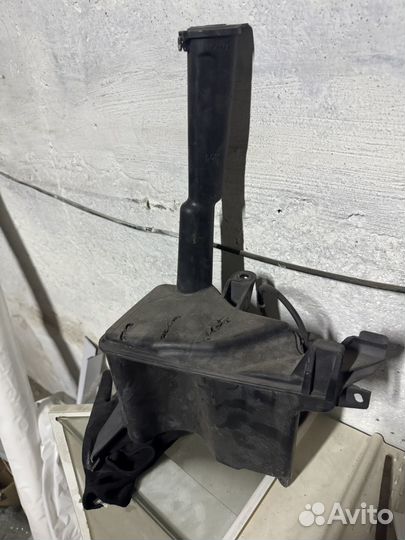 Бачек омывателя тойота марк 2 110