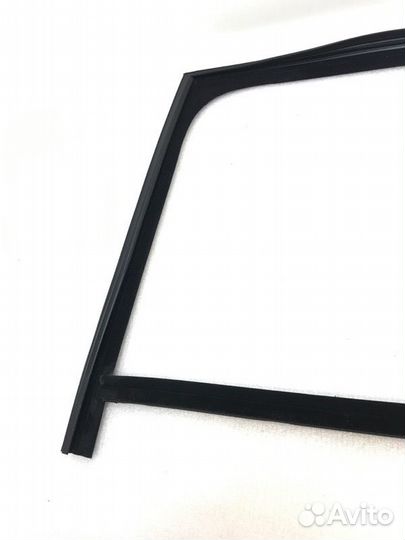 Уплотнитель стекла двери задний левый Land Rover