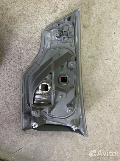 Фонарь задний левый внутренний Toyota Highlander 3