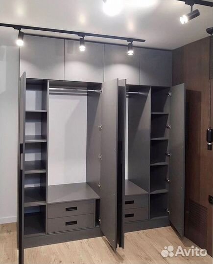 Шкаф распашной в прихожую от фабрики