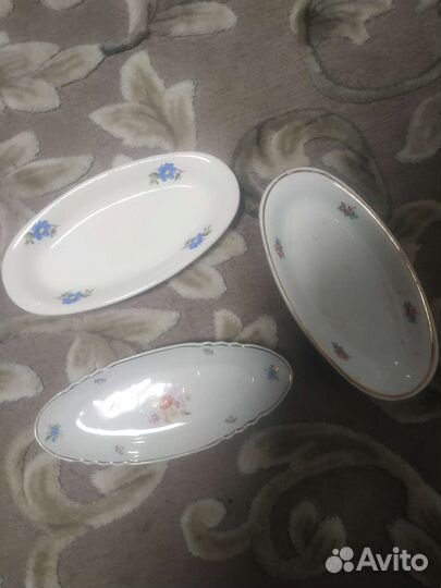 Тарелки, хрустальные рюмки, селедницы