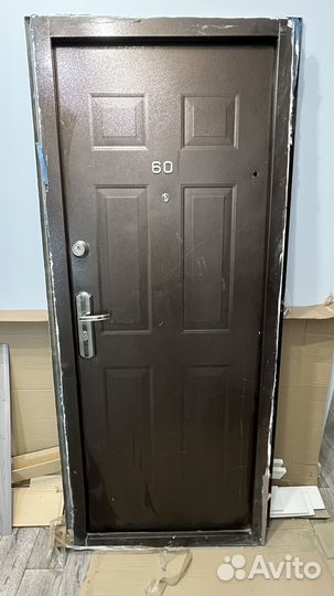 Дверь входная металлическая б/у