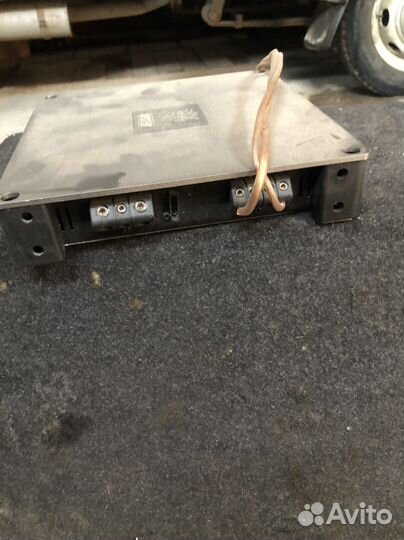 Сабвуфер и усилитель в автомобиль