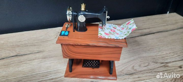 Музыкальная шкатулка швейная машинка