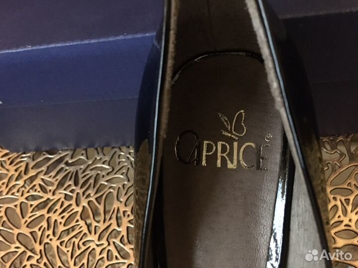 Новые лаковые кожаные туфли лодочки 39 размер