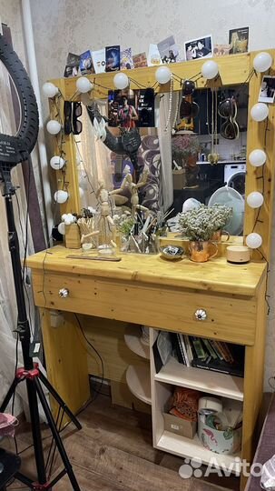 Гримерное зеркало с подсветкой из дерева