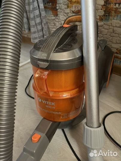 Пылесос Vitek с аквафильтром 1800w
