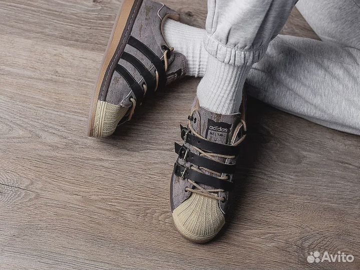 Adidas Superstar Rabbit hole