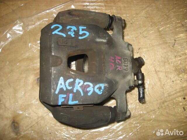 Суппорт перед лево toyota ACR30, ACR40 Estima '99