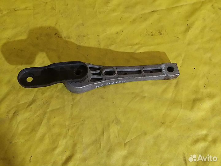 Подушка опора задняя Passat B7