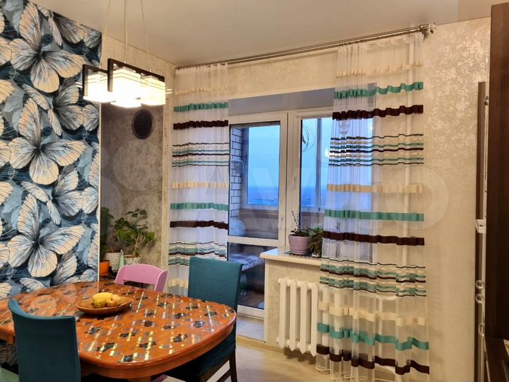 4-к. квартира, 100 м², 14/17 эт.